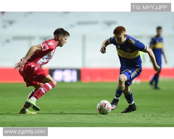 足球联赛激战正酣，全球顶级球队竞争激烈，球迷热情高涨各路豪门争锋共谱传奇